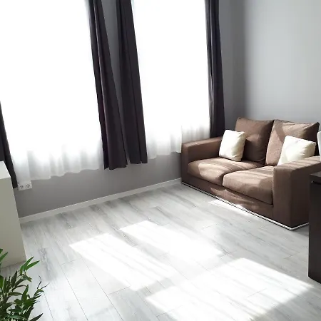 Central Point Apartment *